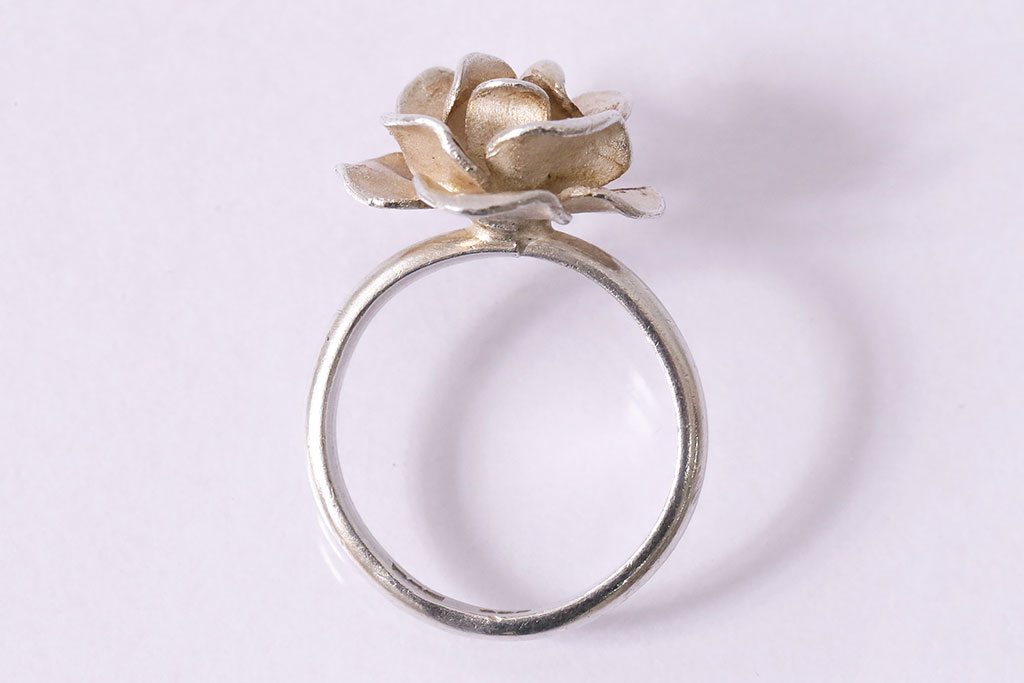 ヴィンテージアクセサリー　アメリカ　薔薇飾り　シルバー　リング(指輪、バラ、ROSE、ビンテージ)(R-047010)
