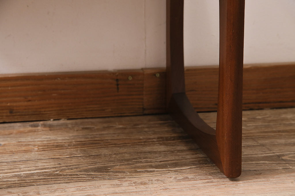 北欧ヴィンテージ　G-PLAN(ジープラン)　脚のデザインが個性的な木製スツール(チェア、椅子、ビンテージ)(R-047106)