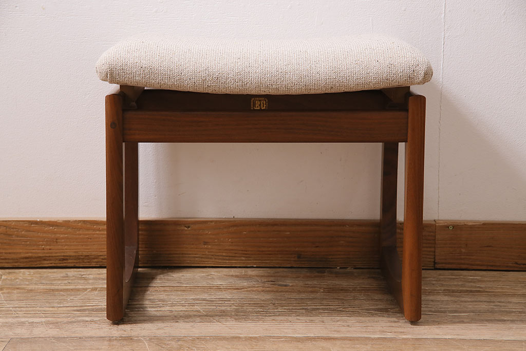 北欧ヴィンテージ　G-PLAN(ジープラン)　脚のデザインが個性的な木製スツール(チェア、椅子、ビンテージ)(R-047106)