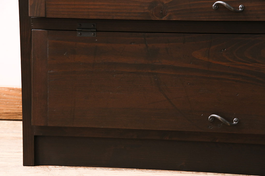 【オーダー家具実例】パタパタ扉の下駄箱(収納棚)を新規で製作。本体は厚さ24ミリのヒノキ無垢材。前板は古材で雰囲気良く。引き手もお好みのもを選んでいただきました。(戸棚、キャビネット、ロッカー)