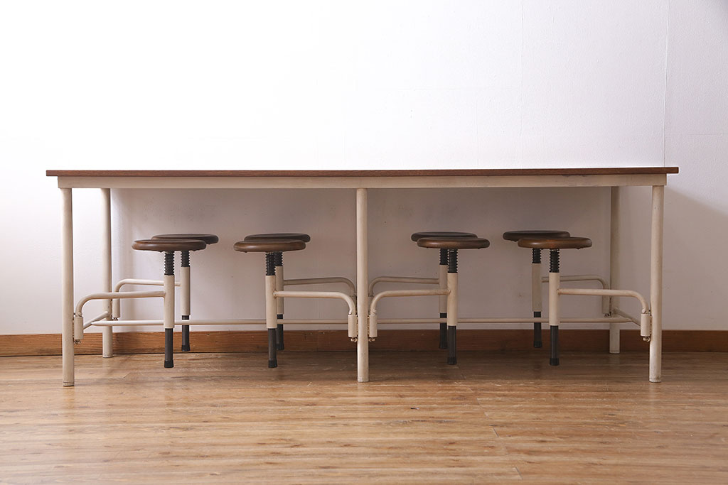 【オーダー家具実例】格納スツール付き8人掛けテーブルを新規製作しました。ラフジュ工房オリジナルの商品を参考に、ご希望のサイズで再現。天板の木色とペイントしたアンティークホワイトの組み合わせでナチュラルな雰囲気に仕上がりました。(ダイニングテーブル、作業台、椅子)