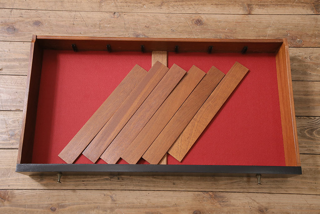 北欧ヴィンテージ　Younger(ヤンガー社)　チーク材　メンズライクなデザインが格好いいサイドボード(収納棚、ビンテージ)(R-047142)