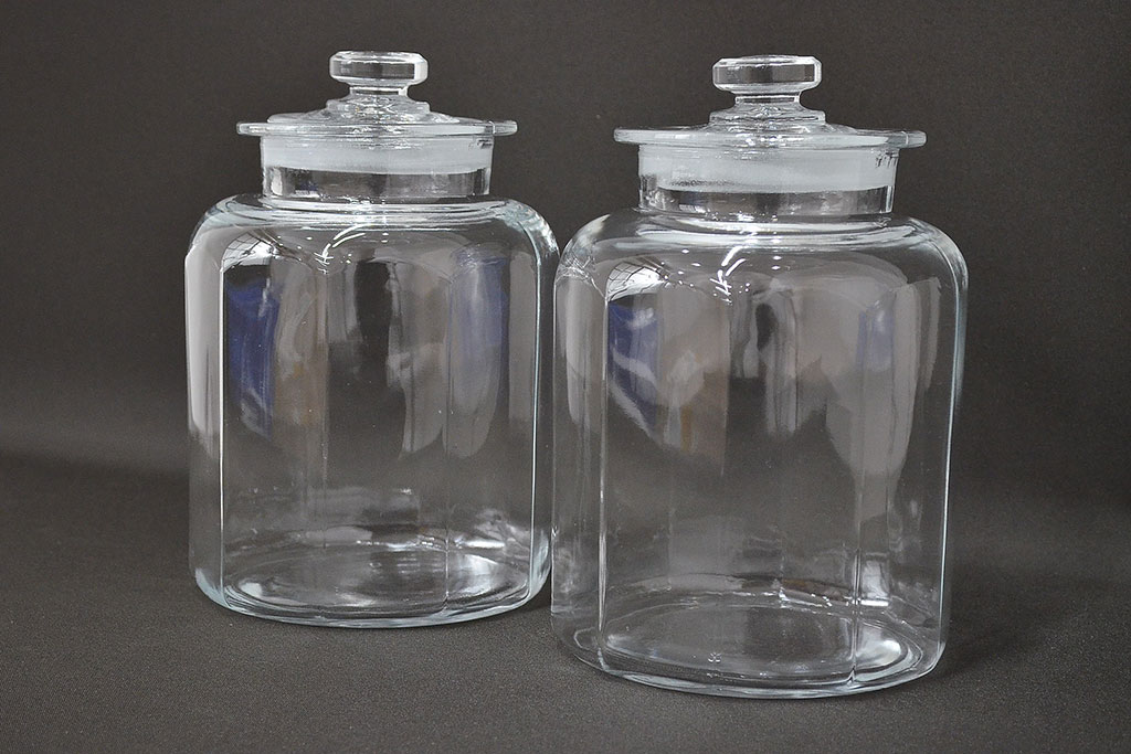 昭和レトロ　ガラス瓶2個セット(蓋付き、キャニスター)(R-047169)