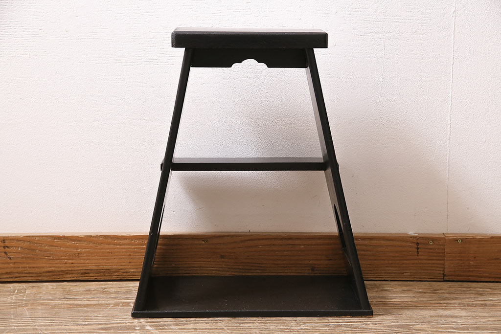 和製アンティーク　当店でペイントを施したかっこ良い佇まいの踏み台(ステップ、飾り台、花台)(R-047237)