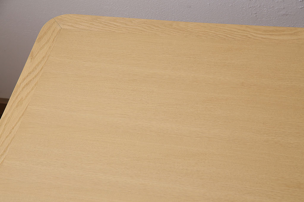 美品　富士ファニチア(FUJI FURNITURE)　Ahti(アハティ)　柔らかな曲線が美しいダイニングテーブル(食卓、4人掛け、6人掛け)(定価約13万円)(R-047264)