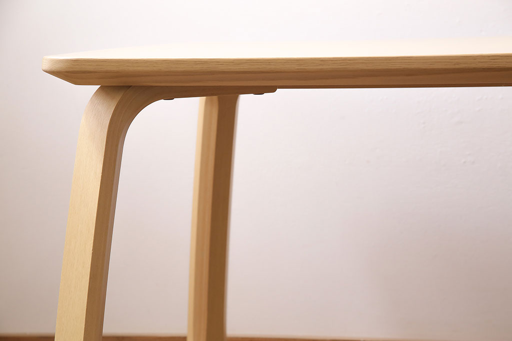 美品　富士ファニチア(FUJI FURNITURE)　Ahti(アハティ)　柔らかな曲線が美しいダイニングテーブル(食卓、4人掛け、6人掛け)(定価約13万円)(R-047264)
