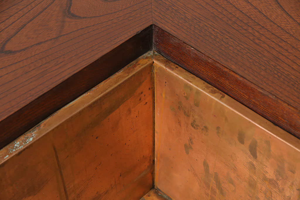 【加工実例】松本民芸家具のA型洋炉卓に高品質リペアを施し、ショケースへリメイク。火鉢部分に合わせて天板がフラットになるよう、はめ込み仕様のガラス天板を製作、取り付け。火鉢としても使用できるように加工しました。(火鉢)