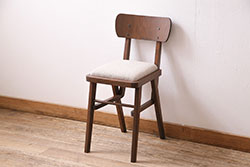 中古　北海道民芸家具　クラシカルな雰囲気を醸し出すダイニングチェア2脚セット(椅子、板座チェア、アームチェア)(R-059679)
