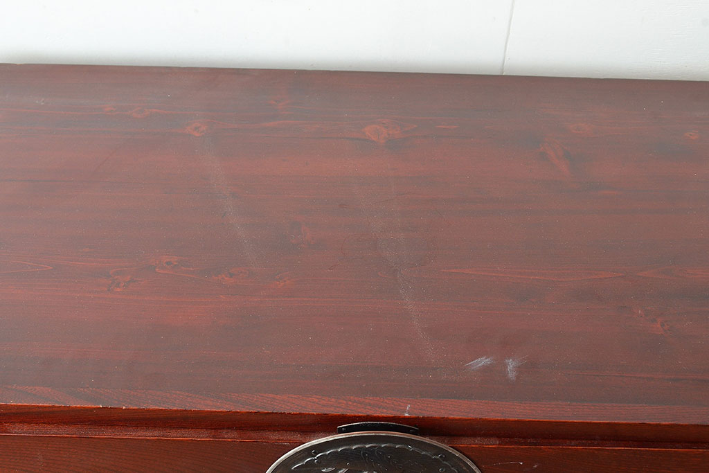 アンティーク　鶴亀金具　赤みが美しい前面欅材製の二本松箪笥(重ね箪笥、衣装箪笥、整理箪笥、引き出し)(R-047418)