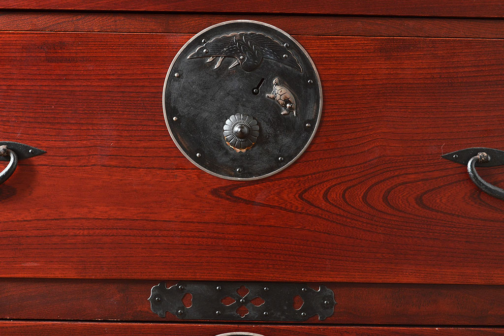 アンティーク　鶴亀金具　赤みが美しい前面欅材製の二本松箪笥(重ね箪笥、衣装箪笥、整理箪笥、引き出し)(R-047418)