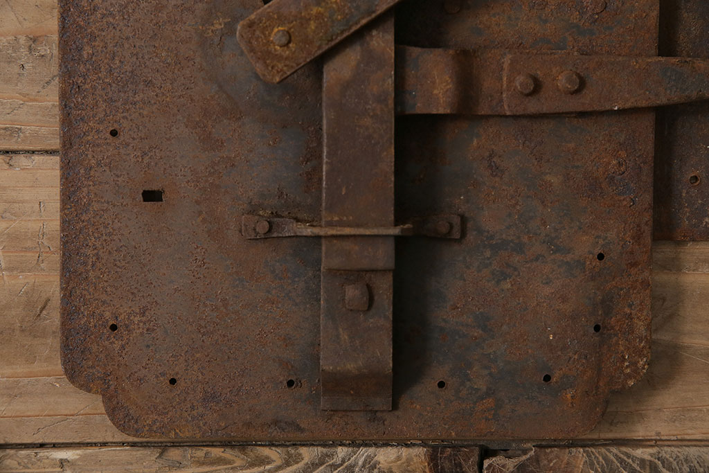 アンティーク雑貨　錆びた風合いが趣溢れる蔵戸の錠前金具(ディスプレイ雑貨、蔵戸パーツ)(R-047489)