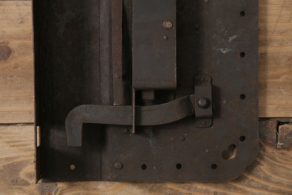 アンティーク雑貨　鉄・真鍮製　縁起物の意匠がぱっと目を引く蔵戸の錠前金具(ディスプレイ雑貨、蔵戸パーツ)(R-047491)