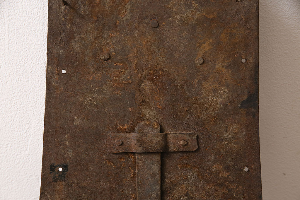 アンティーク雑貨　彫金の意匠が施された存在感のある蔵戸の錠前金具(ディスプレイ雑貨、蔵戸パーツ)(R-047495)