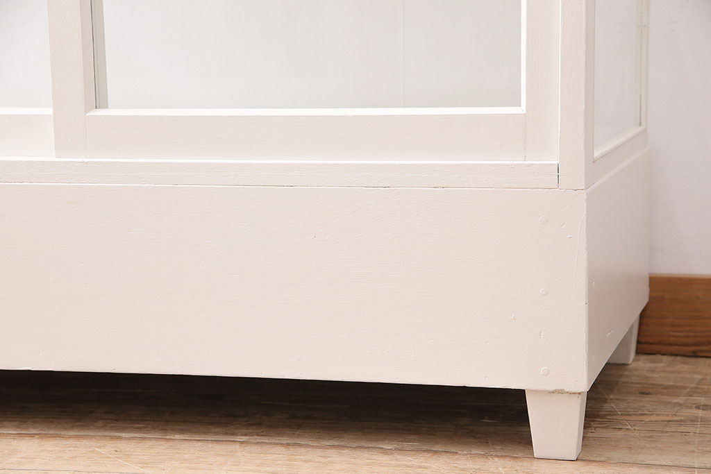 【セミオーダー家具実例】昭和中期のガラスケースを高品質リペア。現状の色味からアンティークホワイトへリペイントし、棚板を木製からガラス製の棚板へ差し替えました。(ショーケース、陳列棚)