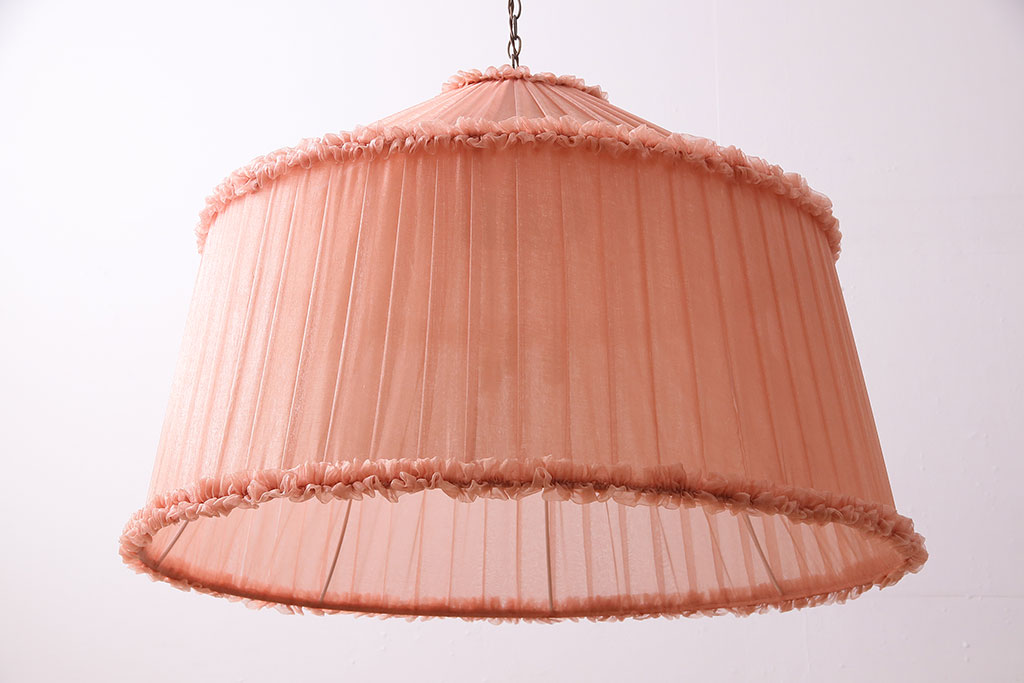 ヴィンテージ照明　アメリカビンテージ　3灯式　ピンクファブリックのシェードが可愛らしい特大の天井照明(布シェード、吊り下げ照明、ペンダントライト)(R-047586)