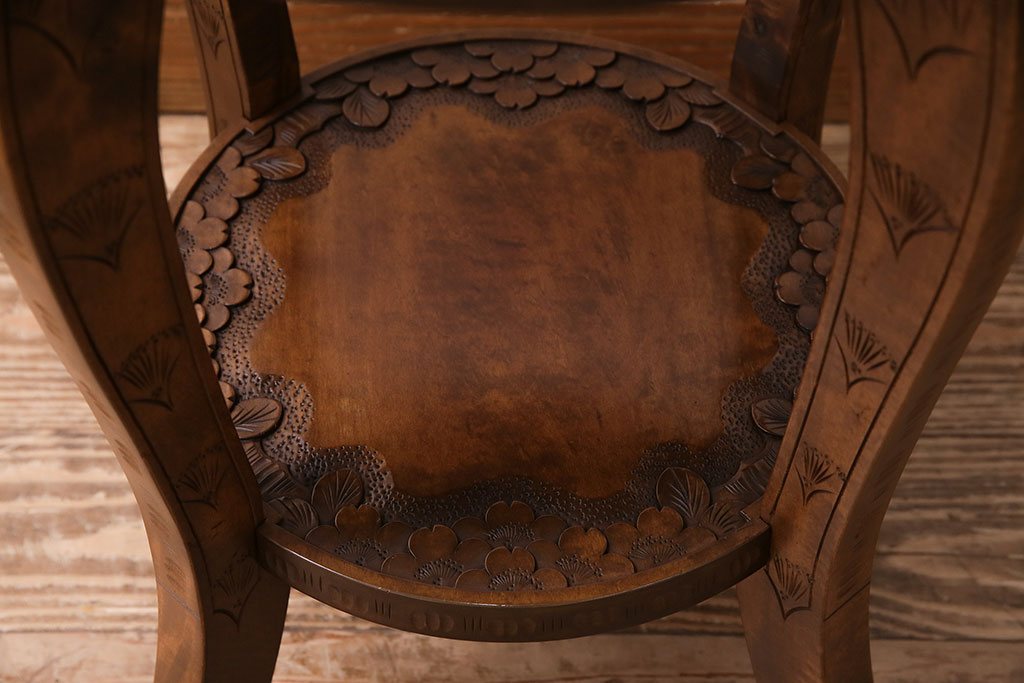 中古　伝統工芸　軽井沢彫り　華やかな桜の彫刻が見事なサイドテーブル(丸テーブル、花台、飾り台、カフェテーブル)(R-047635)