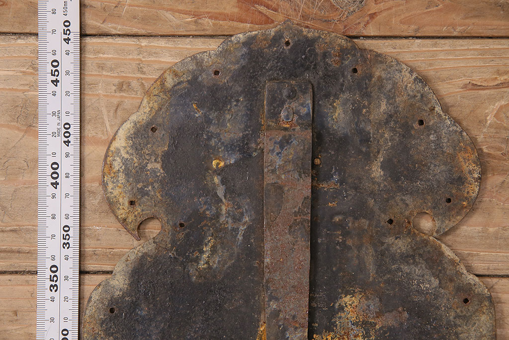 アンティーク雑貨　鶴と亀の意匠が魅力的な蔵戸の錠前金具(ディスプレイ雑貨、蔵戸パーツ)(R-047649)