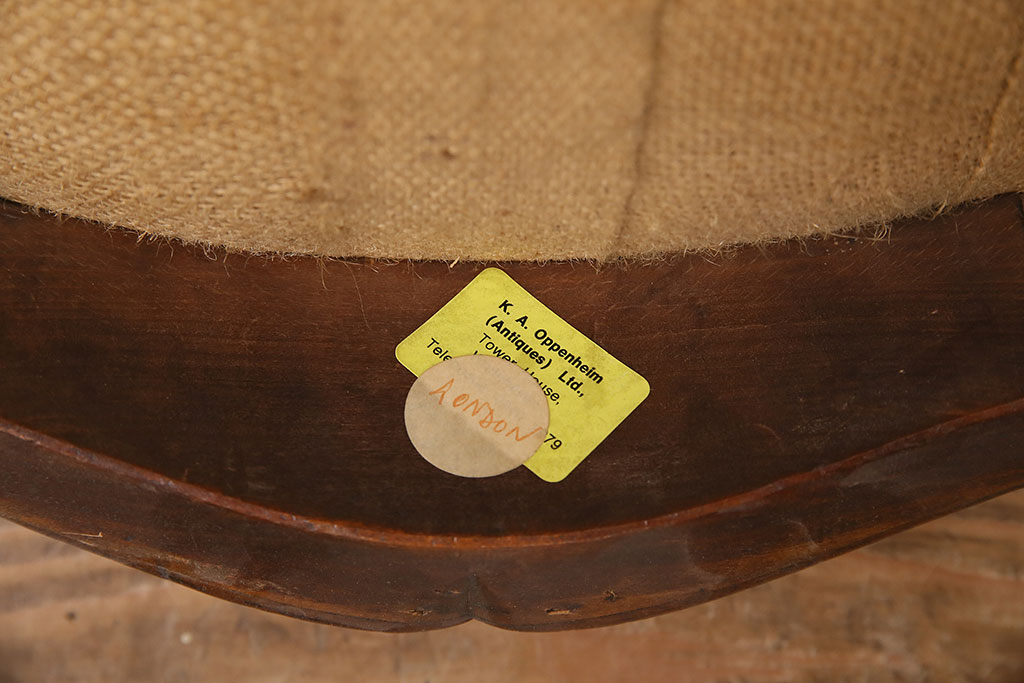 イギリスアンティーク　ウォールナット材　繊細なレリーフが目を引くエレガントな佇まいのチェア5脚セット(バルーンバックチェア、ダイニングチェア、椅子)(R-047659)