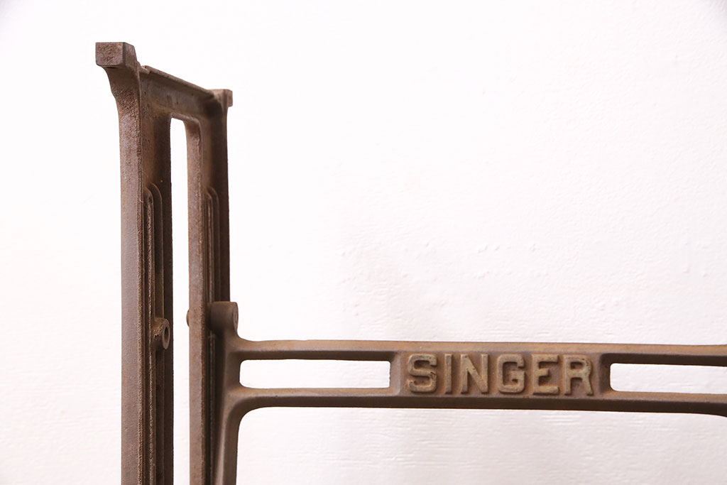 イギリスアンティーク　シャビーな雰囲気が魅力的なシンガーミシンの鉄脚(ミシンテーブル、ミシン台)(R-047690)