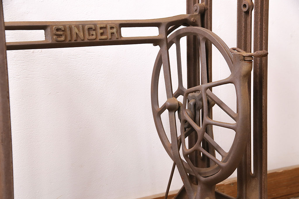 イギリスアンティーク　シャビーな雰囲気が魅力的なシンガーミシンの鉄脚(ミシンテーブル、ミシン台)(R-047690)
