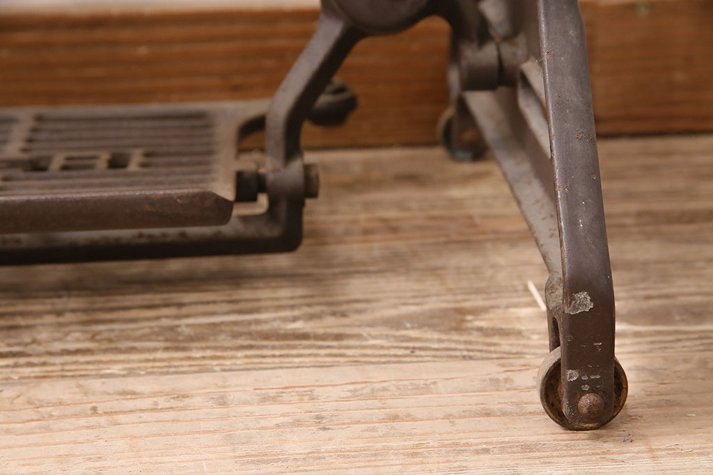 イギリスアンティーク　アンティークスタイルにぴったりのシンガーミシンの鉄脚(ミシンテーブル、ミシン台)(R-047693)
