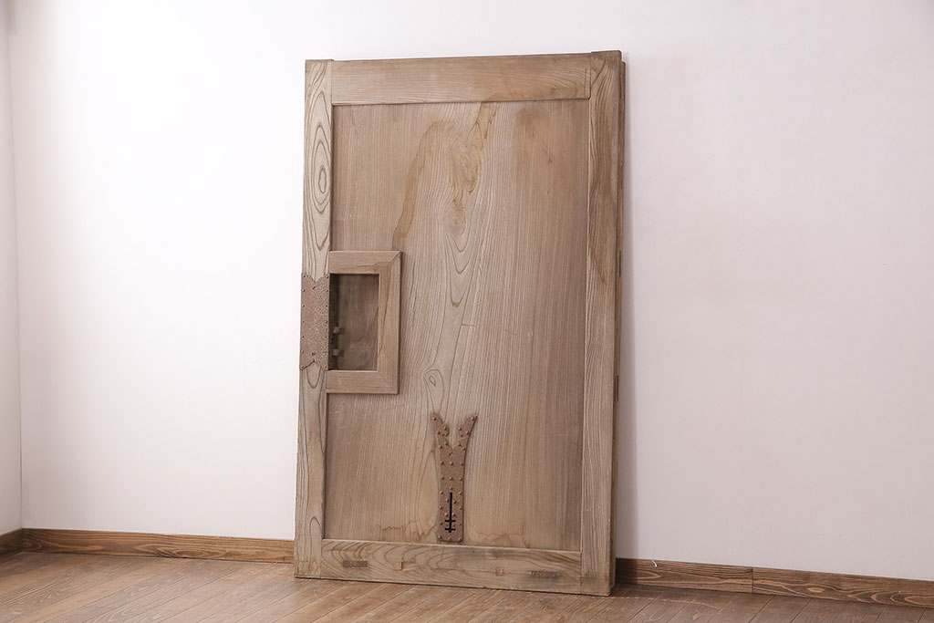 アンティーク建具　ケヤキの一枚板を使用した、和の趣あふれる蔵戸(玄関戸、引き戸、建具)(R-047697)