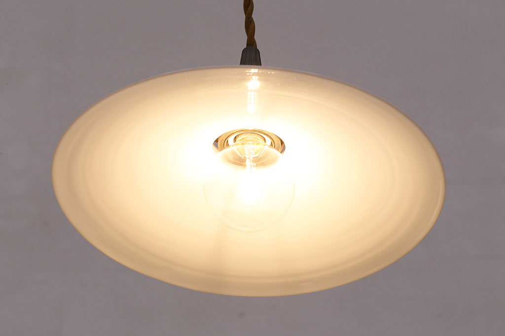 アンティーク照明　レトロな雰囲気たっぷりな平笠のペンダントライト(天井照明、吊り下げ照明、電笠)(R-047782)