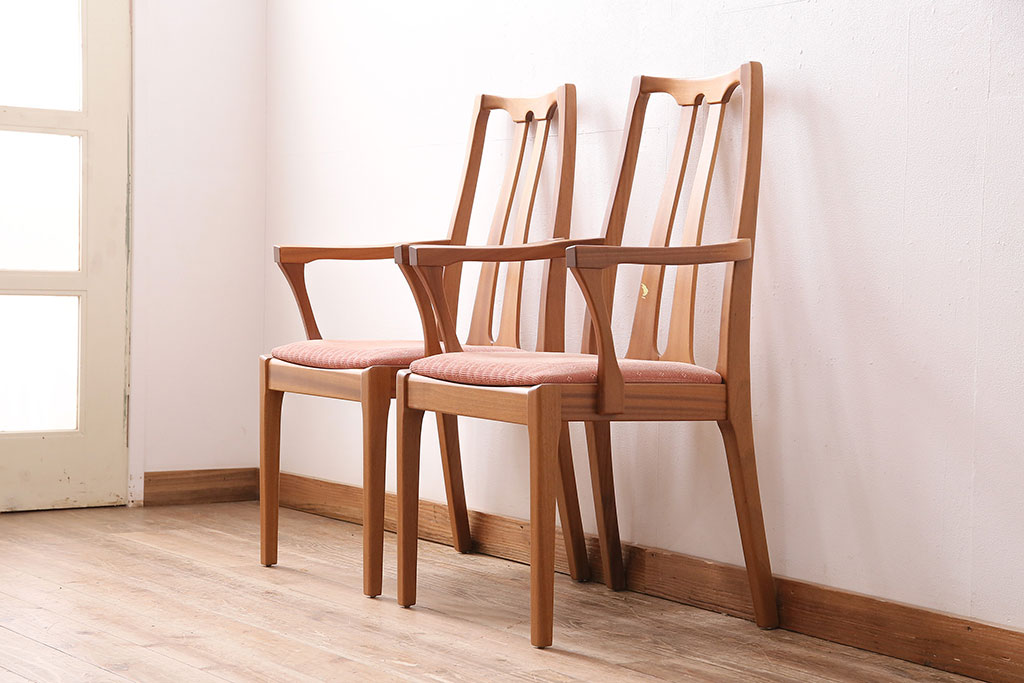 イギリスビンテージ　洗練されたデザインが格好良いチーク材製のアームチェア2脚セット(ダイニングチェア、椅子)(R-047804)