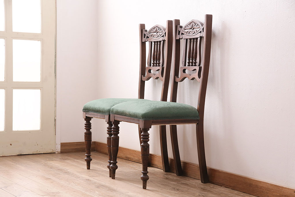 イギリスアンティーク　クラシカルな佇まいが魅力的なウォールナット材製のチェア2脚セット(ダイニングチェア、椅子)(R-047845)