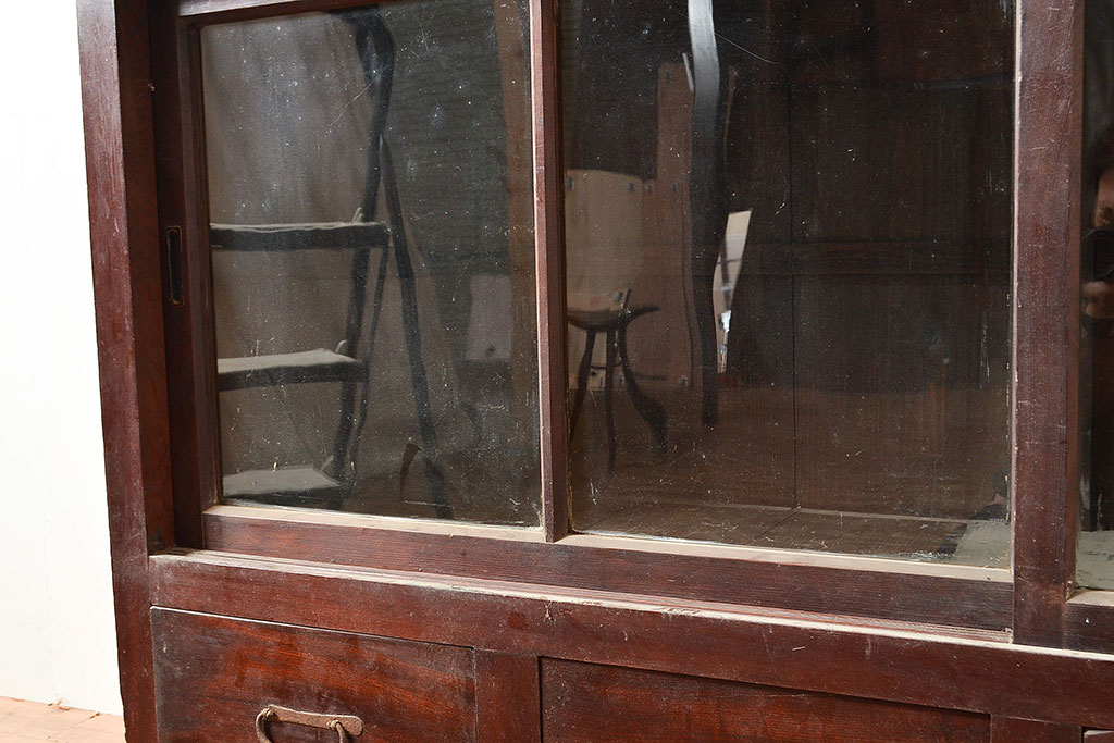 和製アンティーク　前面ヒノキ材　味のある木の風合いが魅力のレトロな重ね戸棚(キャビネット、ガラスケース、収納棚)(R-048024)