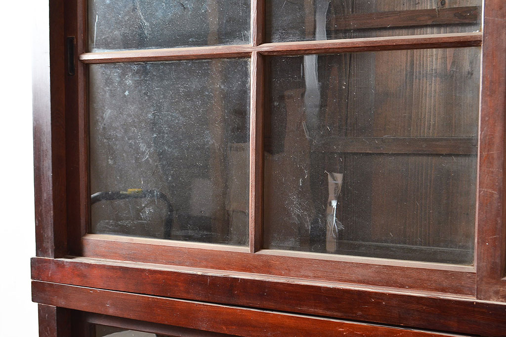 和製アンティーク　前面ヒノキ材　味のある木の風合いが魅力のレトロなガラス戸棚(キャビネット、ガラスケース、収納棚、サイドボード)(R-048025)
