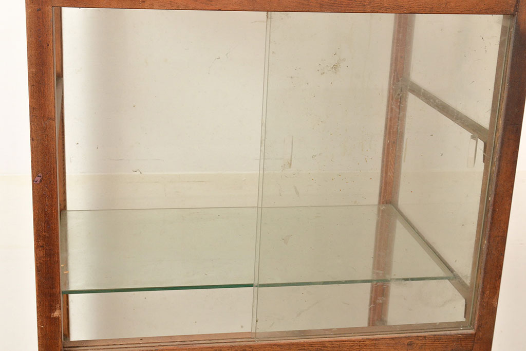 和製アンティーク　ナラ材　人気の縦型!レトロな雰囲気たっぷりなガラスケース(ショーケース、陳列棚)(R-048041)