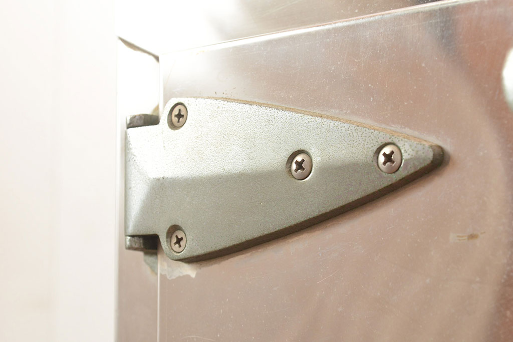 和製ヴィンテージ　珍品!インパクトがあるインテリアとしておすすめの金属製の冷蔵庫(収納棚、戸棚、キャビネット、ディスプレイ、ビンテージ)(R-048043)