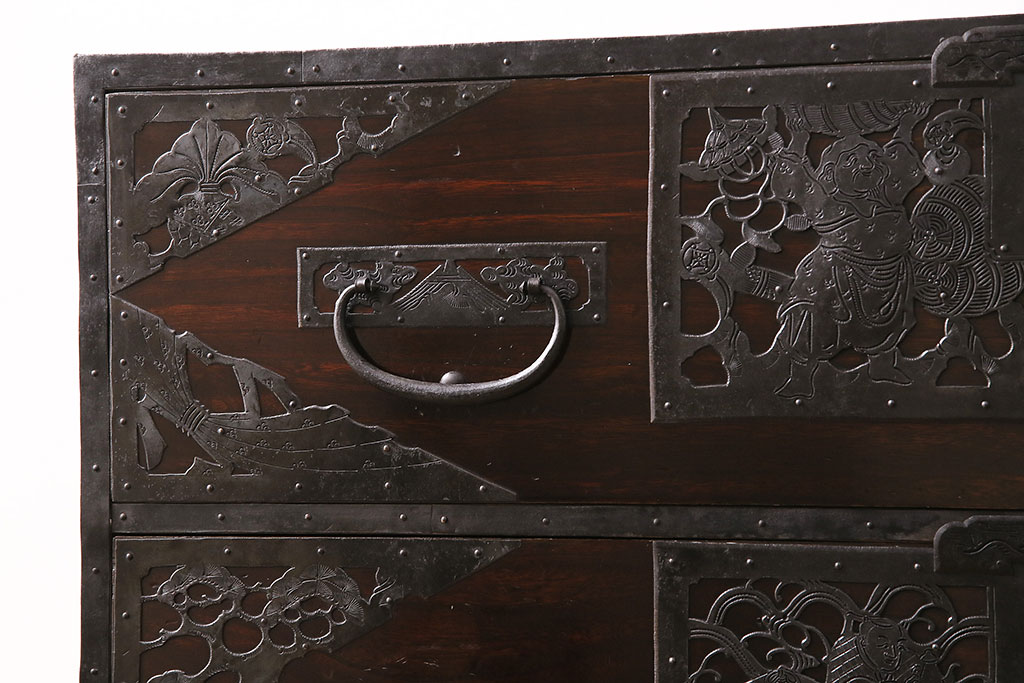 和製アンティーク　漆塗りと細かな透かし金具が見事な総桐材製の佐渡箪笥サイドボード(八幡箪笥、引き出し、時代箪笥)(R-048219)