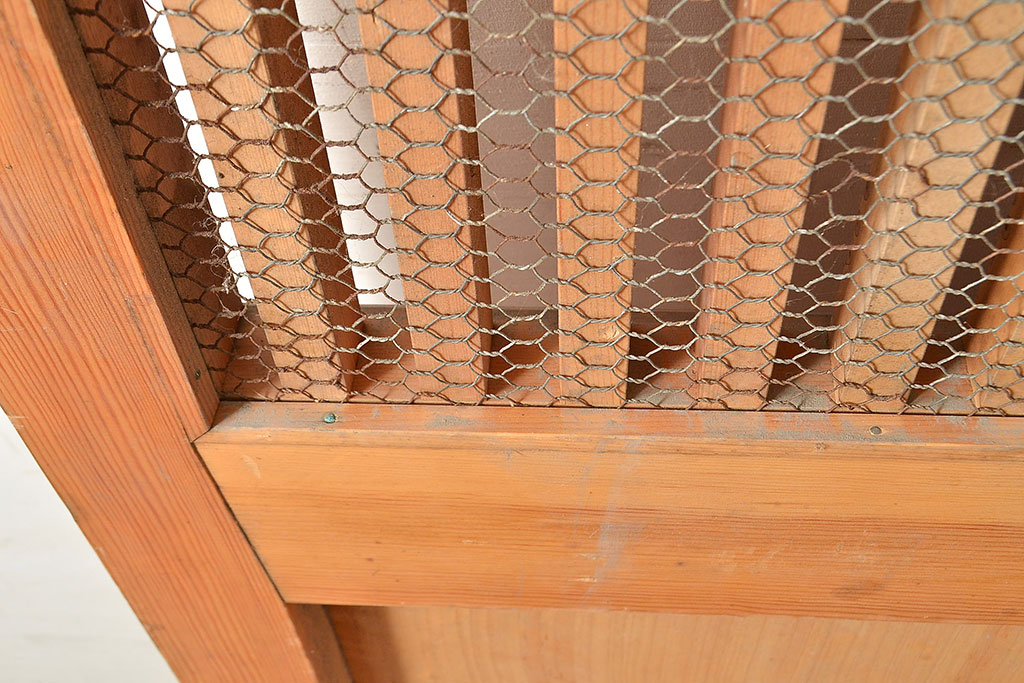 アンティーク建具　ヒノキ材　粋な和の雰囲気を盛り上げる亀甲金網付きの蔵戸(引き戸、玄関戸)(R-048263)