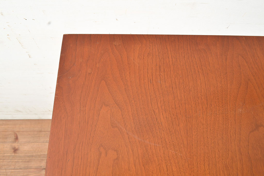 アメリカヴィンテージ　荷物が置ける棚付き!洗練されたデザインのチーク材製ダイニングテーブル(2人掛け、ビンテージ)(R-048279)