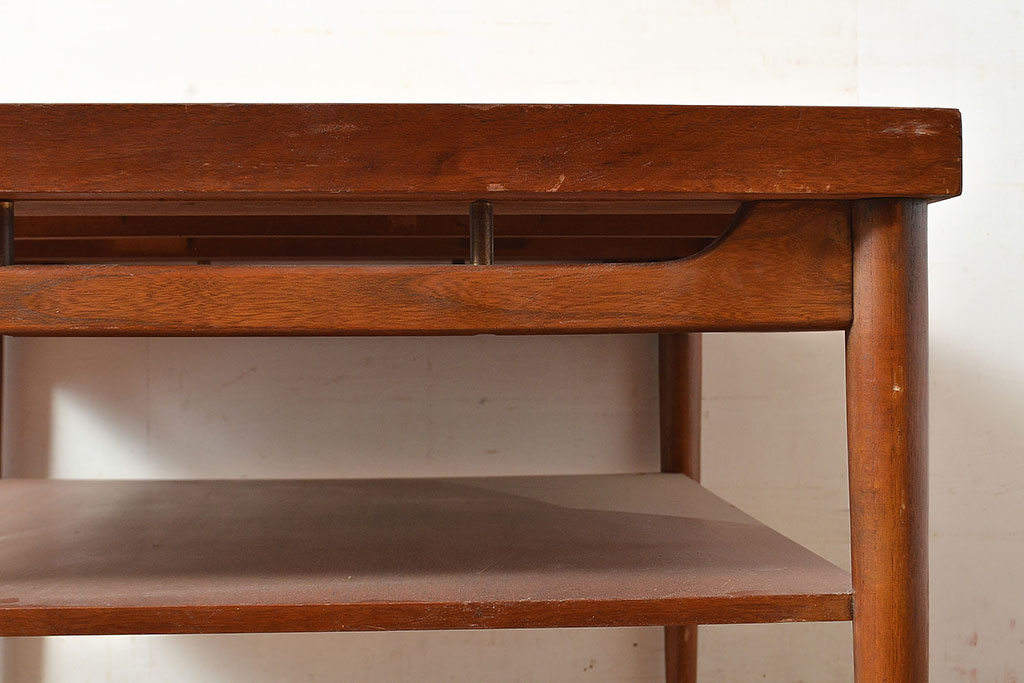 アメリカヴィンテージ　荷物が置ける棚付き!洗練されたデザインのチーク材製ダイニングテーブル(2人掛け、ビンテージ)(R-048279)