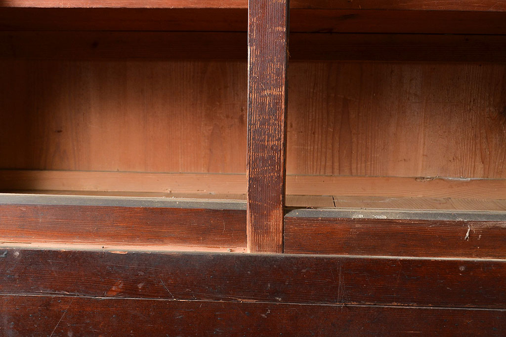 和製アンティーク　前面ヒノキ材　どこか懐かしさを感じる時代の味が魅力的な戸棚(収納棚、食器棚、キャビネット、サイドボード)(R-048346)