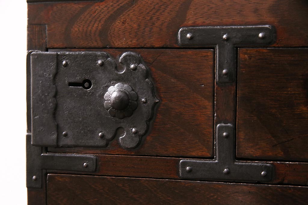 和製アンティーク　米沢産　黒い金具が渋いかっこ良さを漂わせる、総栗材製の硯箱(小引き出し)(R-048446)