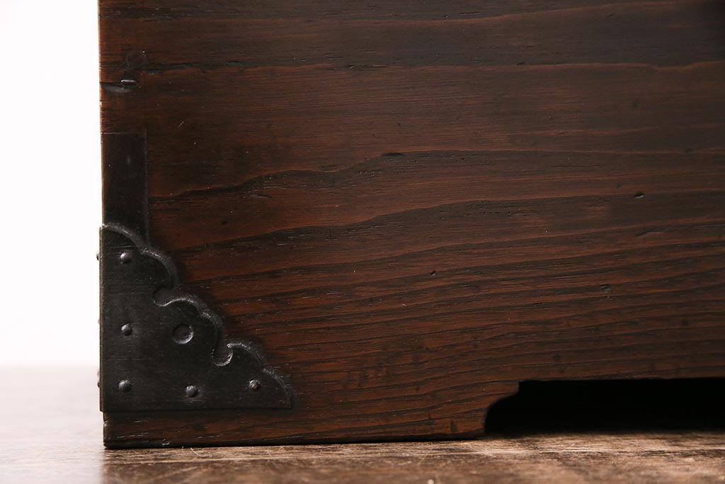 和製アンティーク　米沢産　黒い金具が渋いかっこ良さを漂わせる、総栗材製の硯箱(小引き出し)(R-048446)