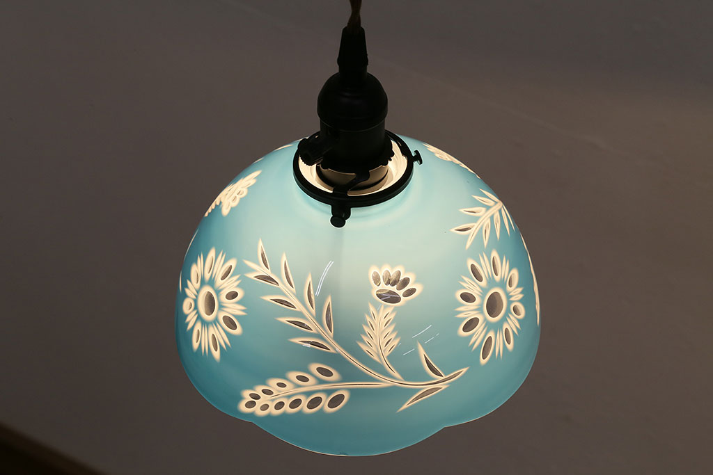 アンティーク照明　青空のようなブルーが空間のアクセントになる切子ガラス電笠照明　レプリカ(被せガラス、天井照明、吊り下げ照明、ペンダントライト)(R-048463)