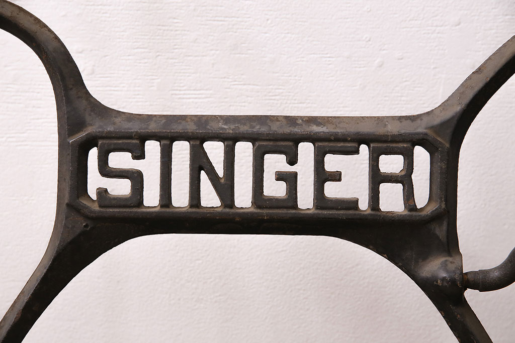イギリスアンティーク　SINGER(シンガー)社　カフェ風インテリアにおすすめのミシンの鉄脚(シンガーミシン、ミシンテーブル、ミシン台)(R-048468)