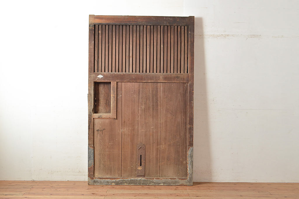アンティーク建具　整然と並ぶ縦桟が和モダンな印象を高めるヒノキ材製蔵戸(玄関戸、引き戸、建具)(R-048567)