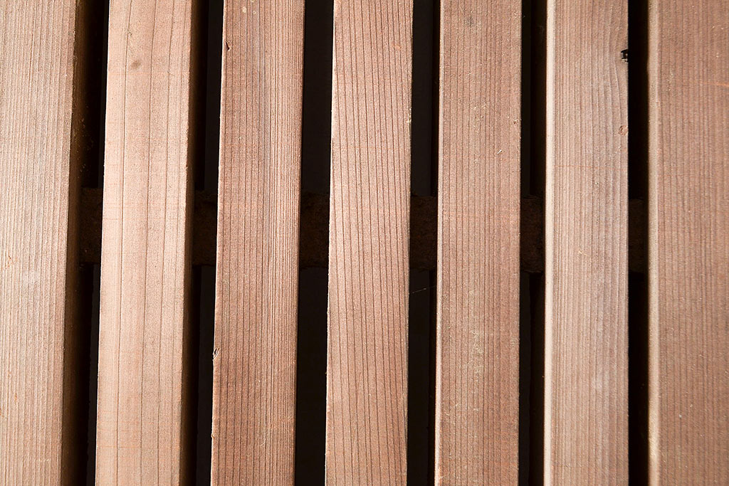 アンティーク建具　整然と並ぶ縦桟が和モダンな印象を高めるヒノキ材製蔵戸(玄関戸、引き戸、建具)(R-048567)