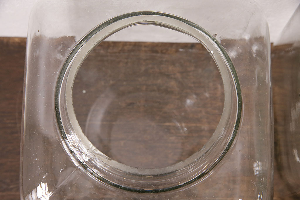 アンティーク雑貨　お洒落なディスプレイが叶うレトロなガラス瓶大小2点セット(蓋付き、キャニスター、ガラスビン)(R-048628)