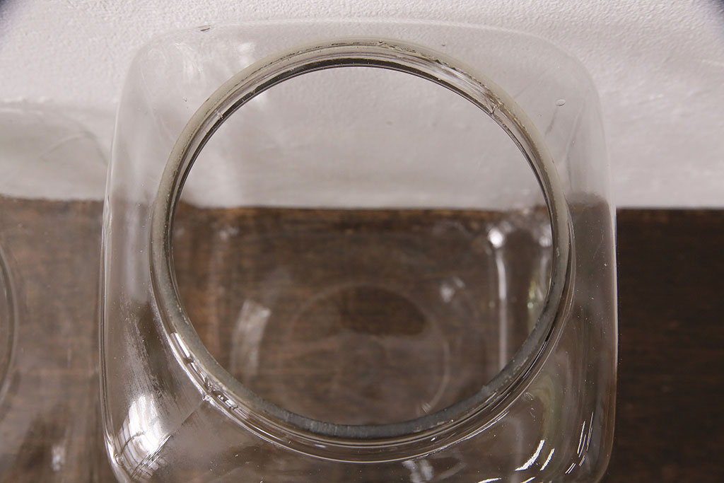 アンティーク雑貨　お洒落なディスプレイが叶うレトロなガラス瓶大小2点セット(蓋付き、キャニスター、ガラスビン)(R-048628)