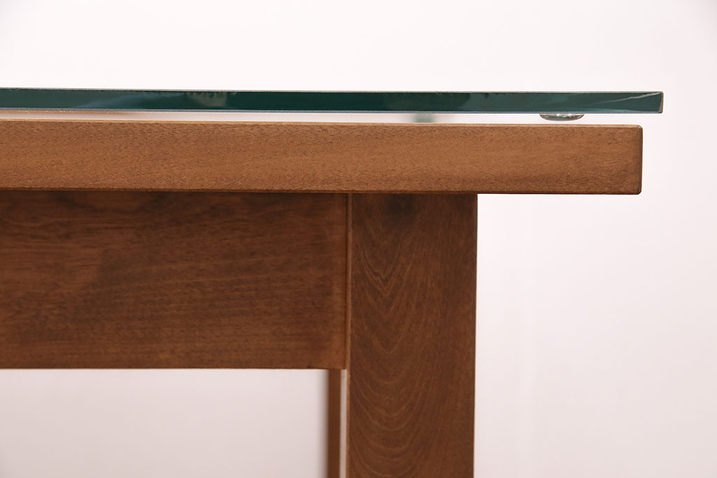 【オーダー家具実例】ダイニングテーブルをお客様からいただいたご要望通り新規製作。レーザー加工機で製作した七宝文様のオリジナル組子の天板で上質な和の演出を!さらにガラスの天板を取り付け、テーブルを傷から守ります。落ち着いた色味で上品な雰囲気に。(食卓)