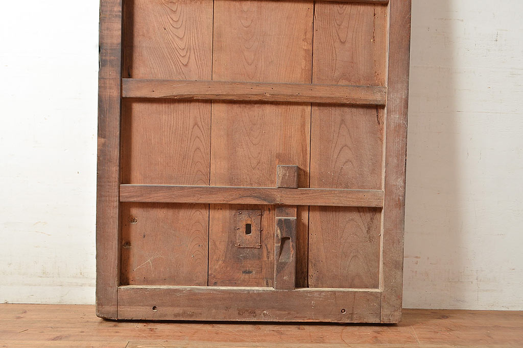 アンティーク建具　鋲の意匠が目を引く総ケヤキ材製蔵戸(玄関戸、引き戸、建具)(R-048646)