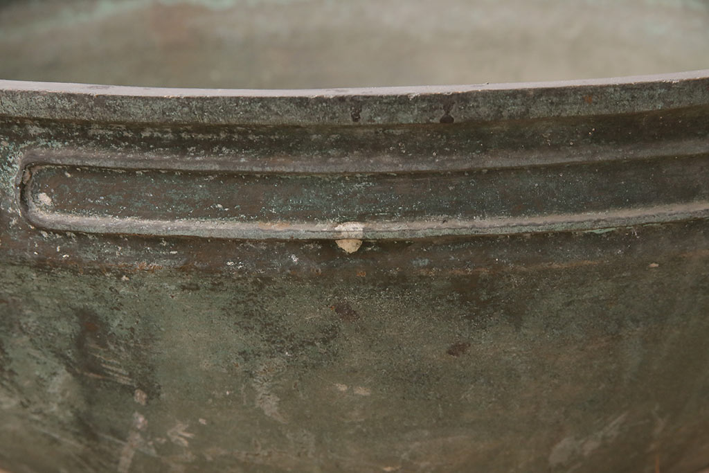 アンティーク雑貨　明治期　経年を感じる銅の風合いが味わい深い、重さ45kgの特大銅製三足手水鉢(水甕、水瓶、鉢カバー)(R-048756)