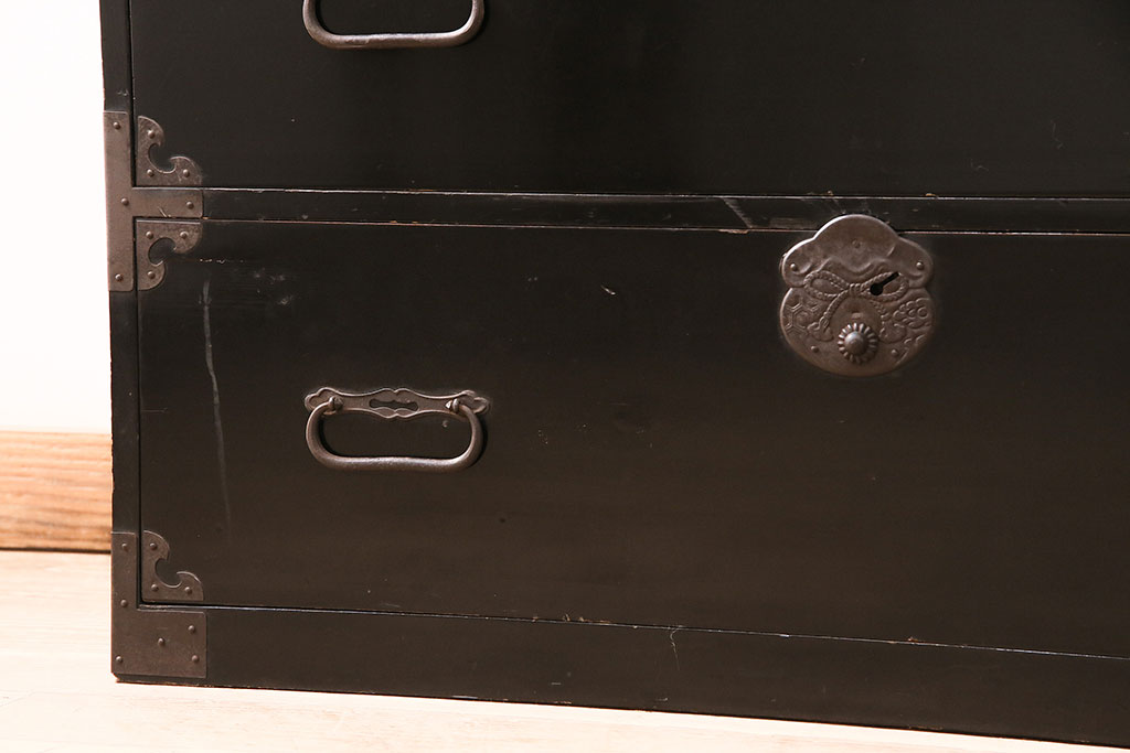 和製アンティーク　巾着金具　黒漆塗りが上質な和の雰囲気を高める庄内箪笥(重ね箪笥、時代箪笥、引き出し)(R-048788)